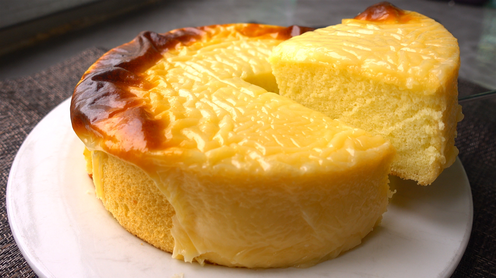 芝士又有新吃法,柔软戚风淋上香浓芝士,在家做超简单