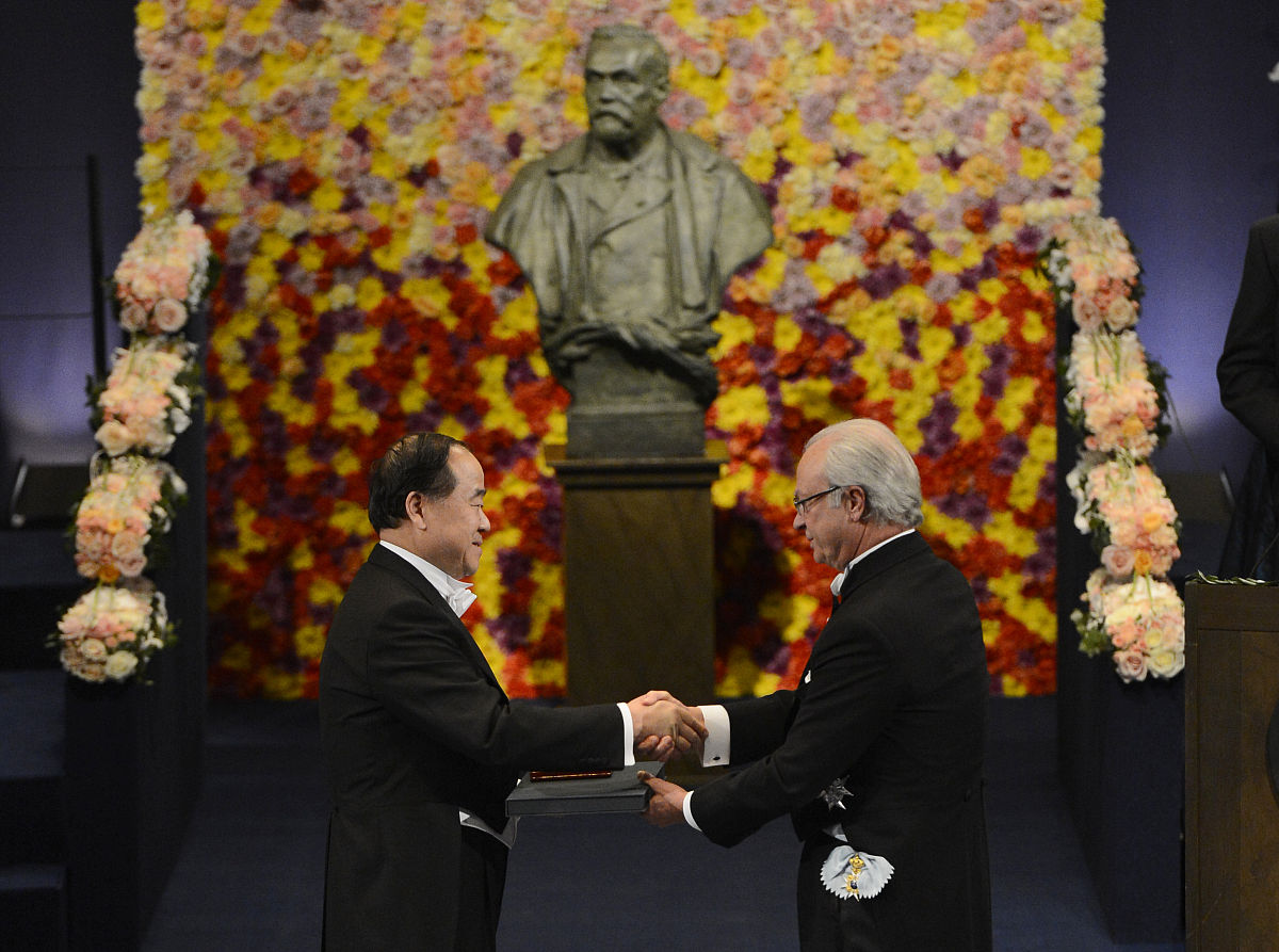 帮我翻译：The first Chinese Nobel laureate in Literature Mo Yan wrote these touching words in his new book Late Bloomer published in 2020 I am not mature enough not slick enough not sophisticated enough bu