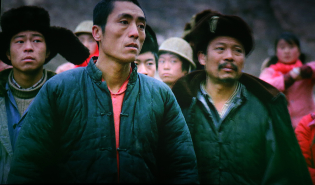 你是一位知名电影解说博主我需要你关于《活着》这部电影的完整的剧情解说稿件要求你用第三人的视角讲述整部电影的剧情内容稿件字数要求够15分钟视频解说。要精彩要跌宕起伏。