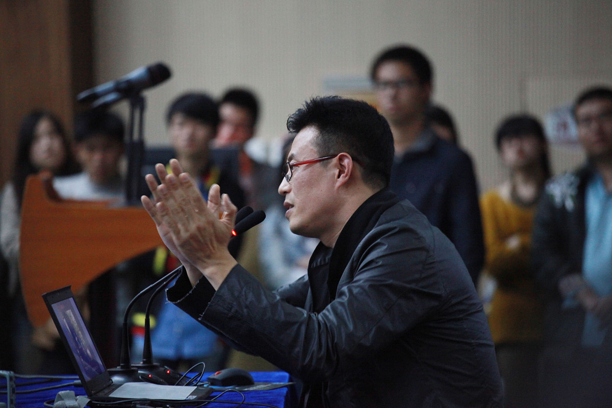 2012年10月25日,江西九江,视名嘴白燕升做客九江学院濂溪讲坛为大学生