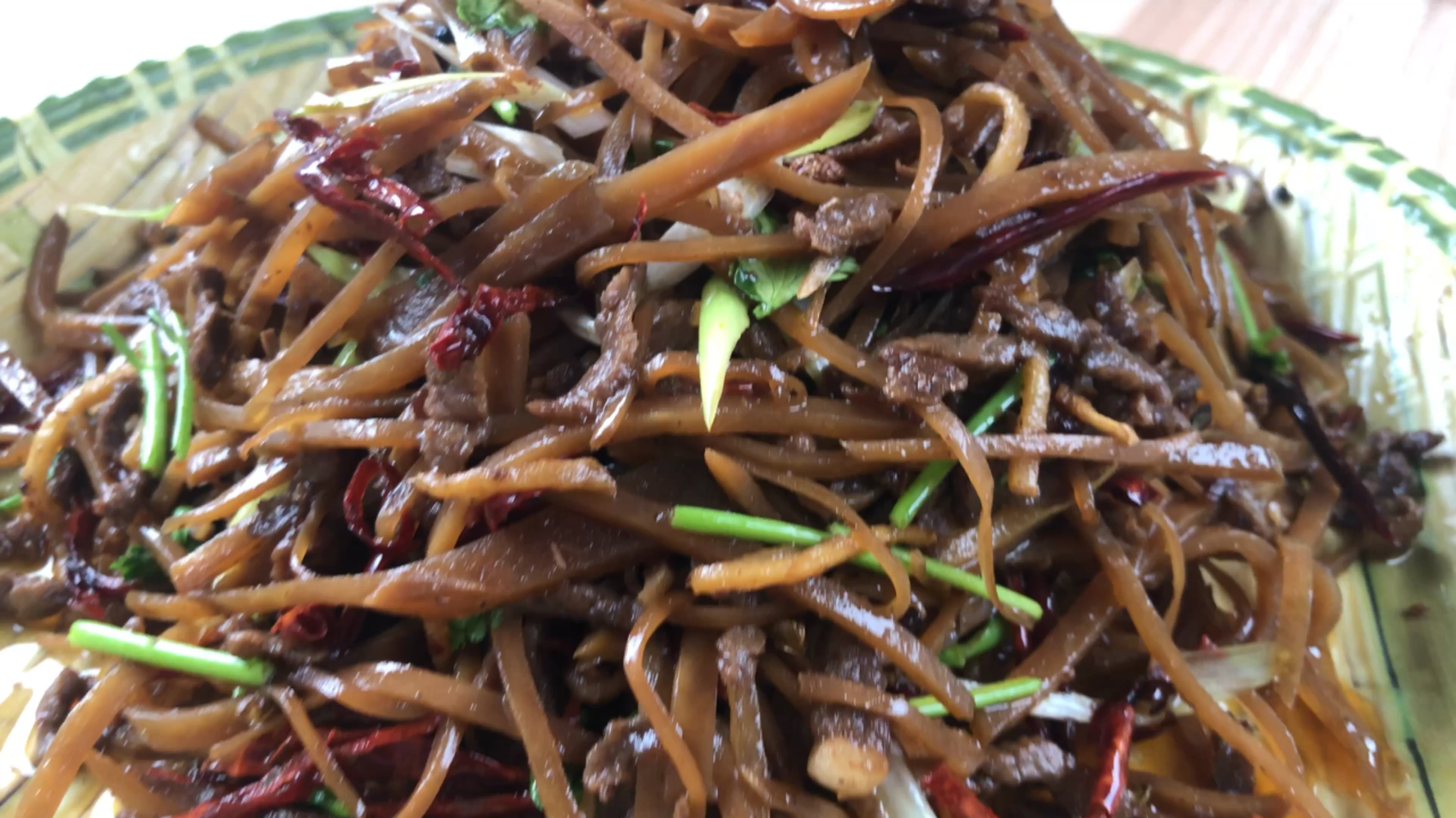 山东小吃,牛肉丝煸咸菜,麻辣咸香,煎饼一卷,喷香啊!