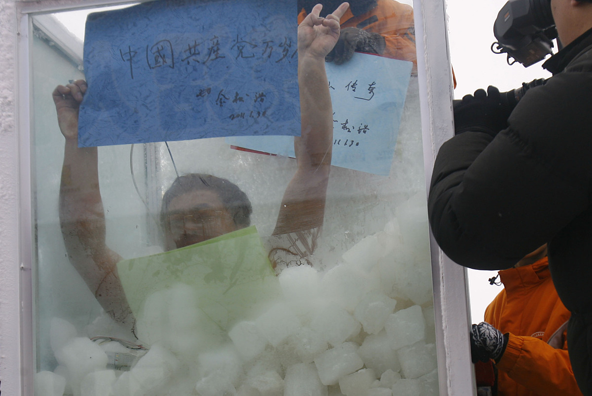 ***_***(湖北武汉媒体严禁下载)2011年1月2日,湖南省张家界市天门山顶