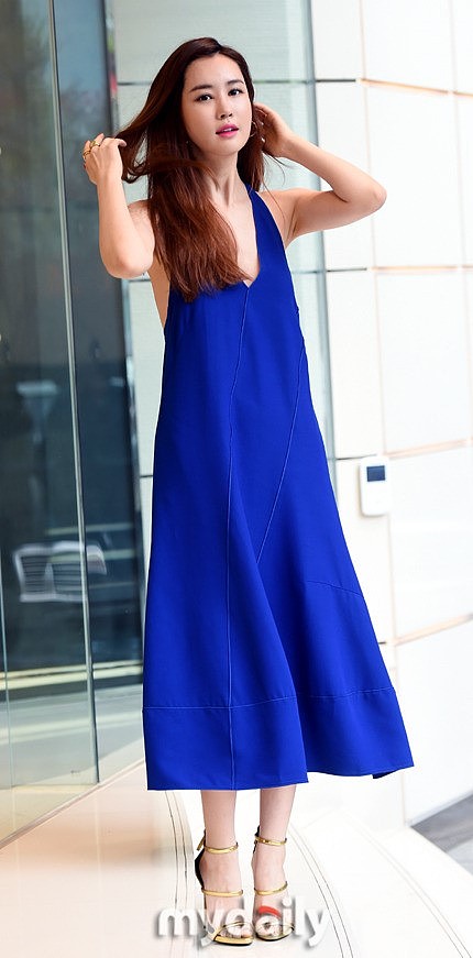 帮我撰写一篇时尚夏日穿搭美文以描述服装细节为主题服装类型：气质感碎花温柔长裙、蓝色条纹休闲衬衣、蔚蓝为主题的夏日裙装