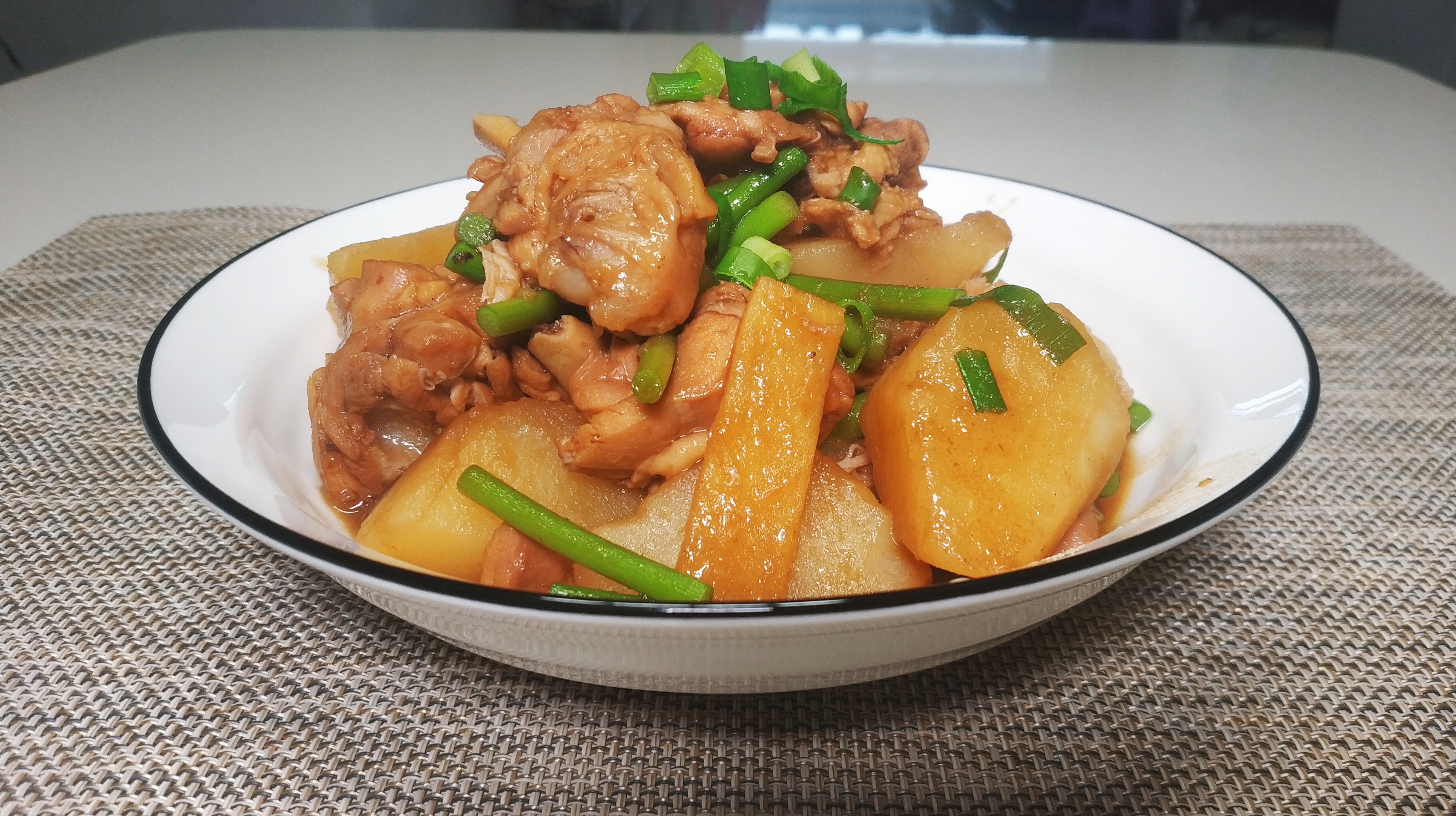 土豆和鸡腿这样做最好吃,营养好吃,香嫩可口,汤都不剩