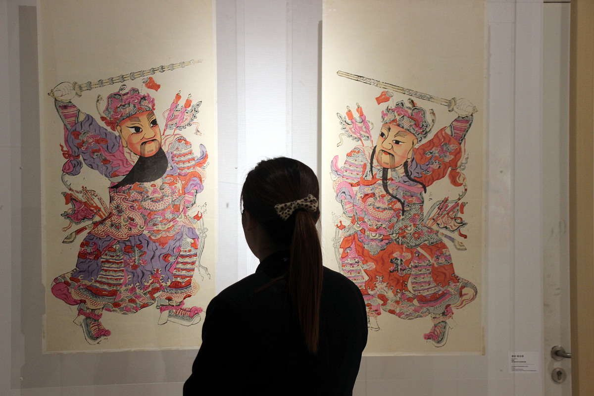 ***_***2016年11月22日,观众在苏州桃花坞木版年画特展上参观.