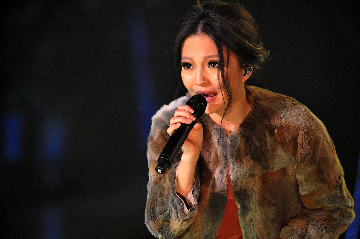 使用音乐博主的口吻对以下音乐歌词写一篇1000字讲评文章并且带标题歌曲：欧若拉歌手：张韶涵所属专辑：欧若拉神秘北极圈阿拉斯加的山巅谁的脸 出现海角的天边忽然的瞬间在那遥远的地点我看见 恋人幸福的光点灵魂在召唤唱着古老 陌生熟悉的歌谣天空在微笑我的世界 缤纷闪耀爱是一道光 如此美妙指引我们想要的未来魔力北极光 奇幻的预言赶快去找不思议的爱爱是一道光 如此美妙照亮我们勇气的未来魔力北极光 传说的预言原