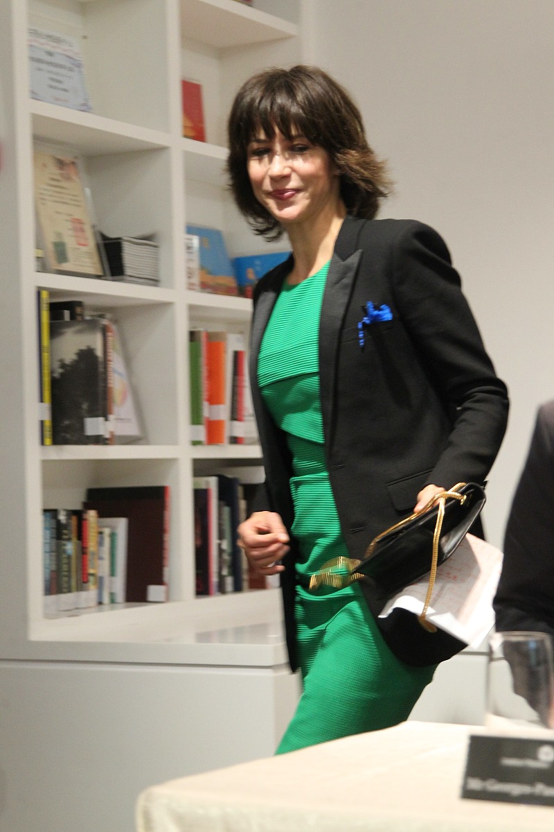 来自中上层和中产阶级的自由主义者正在经历一次非常粗鲁的觉醒。他们不会喝星巴克 8 美元的咖啡并用 1500 美元的手机发帖到 IG而是与穷人分享救济金。没有人会关心他们是不是 LGBTQIAWTF。