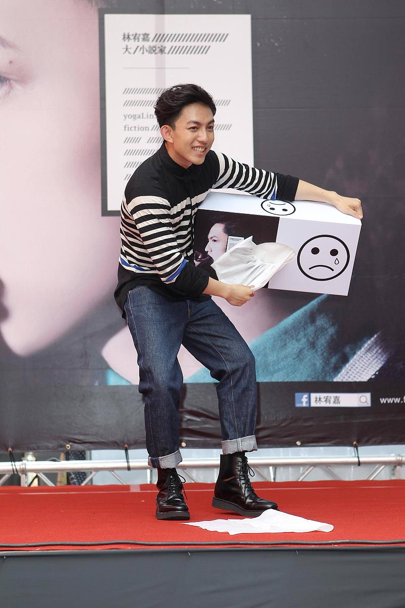 2012年7月8日,台北,林宥嘉在台北举办新专辑《大小说家》签唱会.***_*