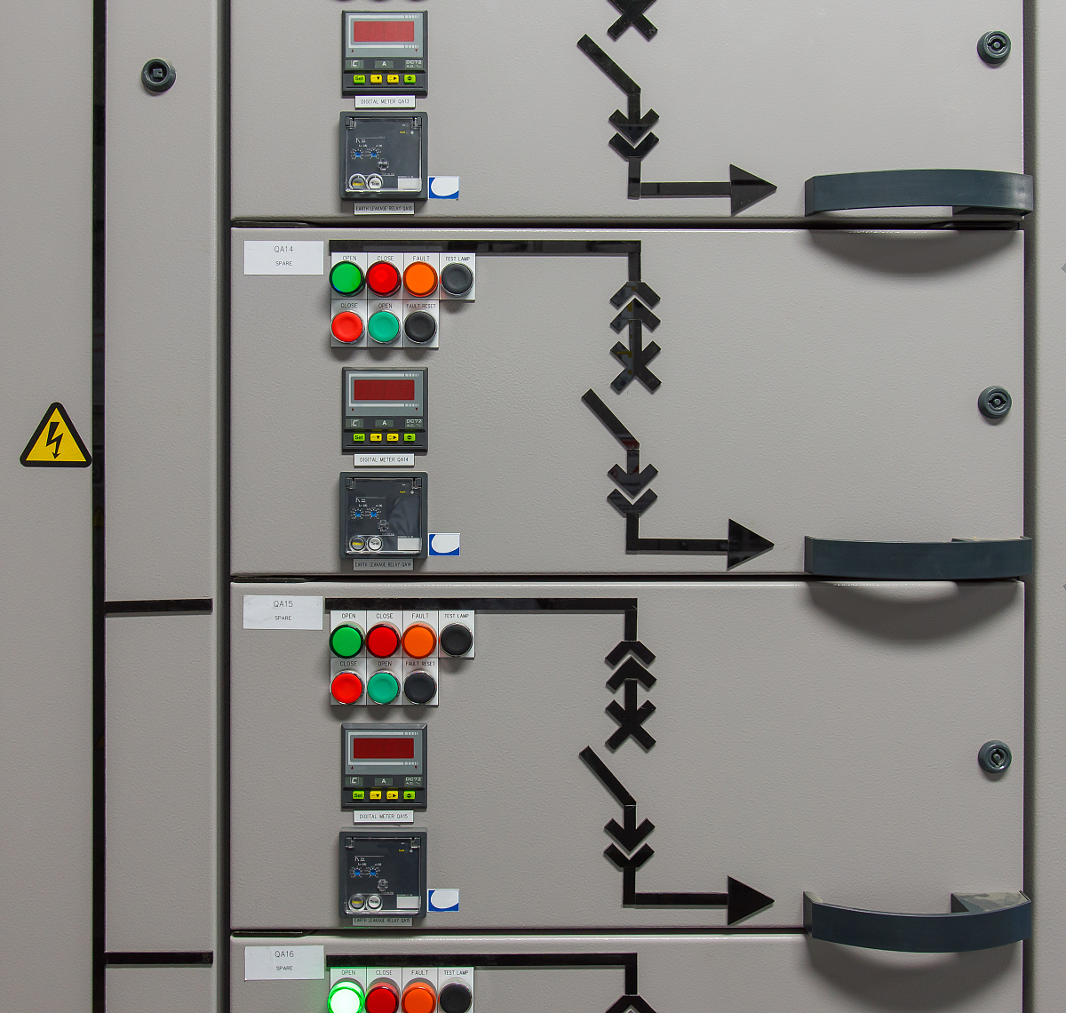根据以下内容写一篇500字的论文摘要。PLC控制系统是两用机的大脑所有控制指令全部需要通过PLC来进行输出各个设备的保护、上下游设备间的联锁作业全部由PLC实现。本文通过不同的PLC核心控制器各方面的数据等对比后散粮装卸系统最终采用西门子小型PLC S7-200SMART上下电气室之间使用网络通信通过对比优化多种电气控制系统解决了上下电气室之间通信不稳定、备件无法购置等问题。硬件和软件方面通过模块