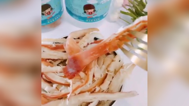 手撕碳烤鱿鱼条,每次看电影都要带上一瓶,鲜美无比,一瓶也能吃很久