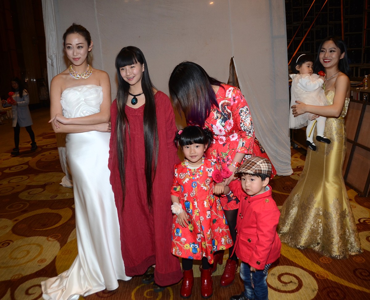 唐嫣女儿满月宴，梁朝伟送豪宅认干女儿！刘嘉玲夫妇儿女双全