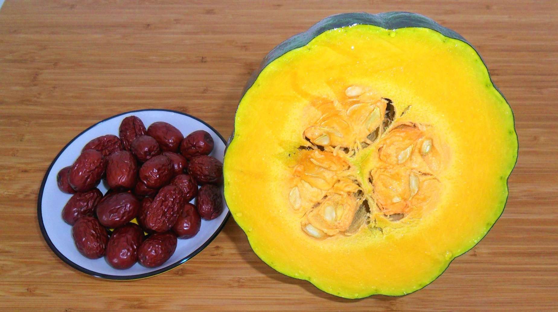 秋天南瓜这做法火了,加1把红枣,叉子一压,一揉一转,比吃肉香