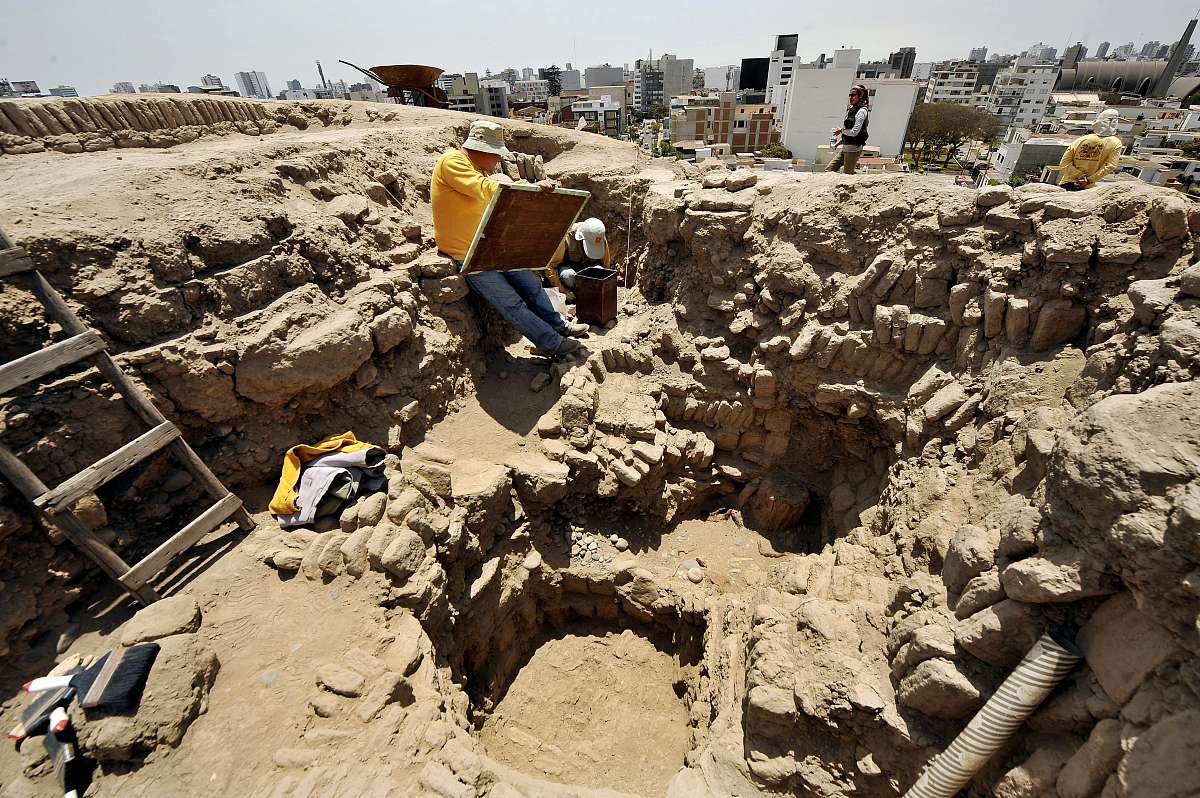 当地时间2013年10月24日,秘鲁利马,考古学家在一个居民区的考古现场进