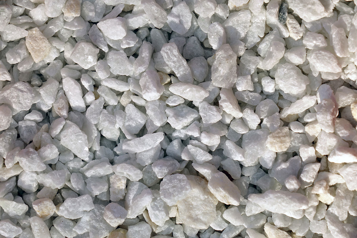 润色：In order to achieve a primitive natural color I ground natural turquoise and lapis lazuli and added adhesive to create a stronger gravel texture on the paper compared to ordinary mineral pigments w