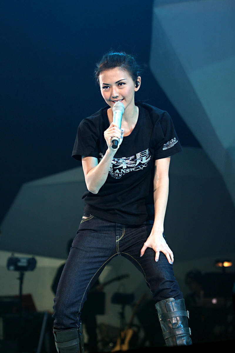 2010年2月5日,香港,孙燕姿在香港红馆举行了"答案是.孙燕姿2010世界巡