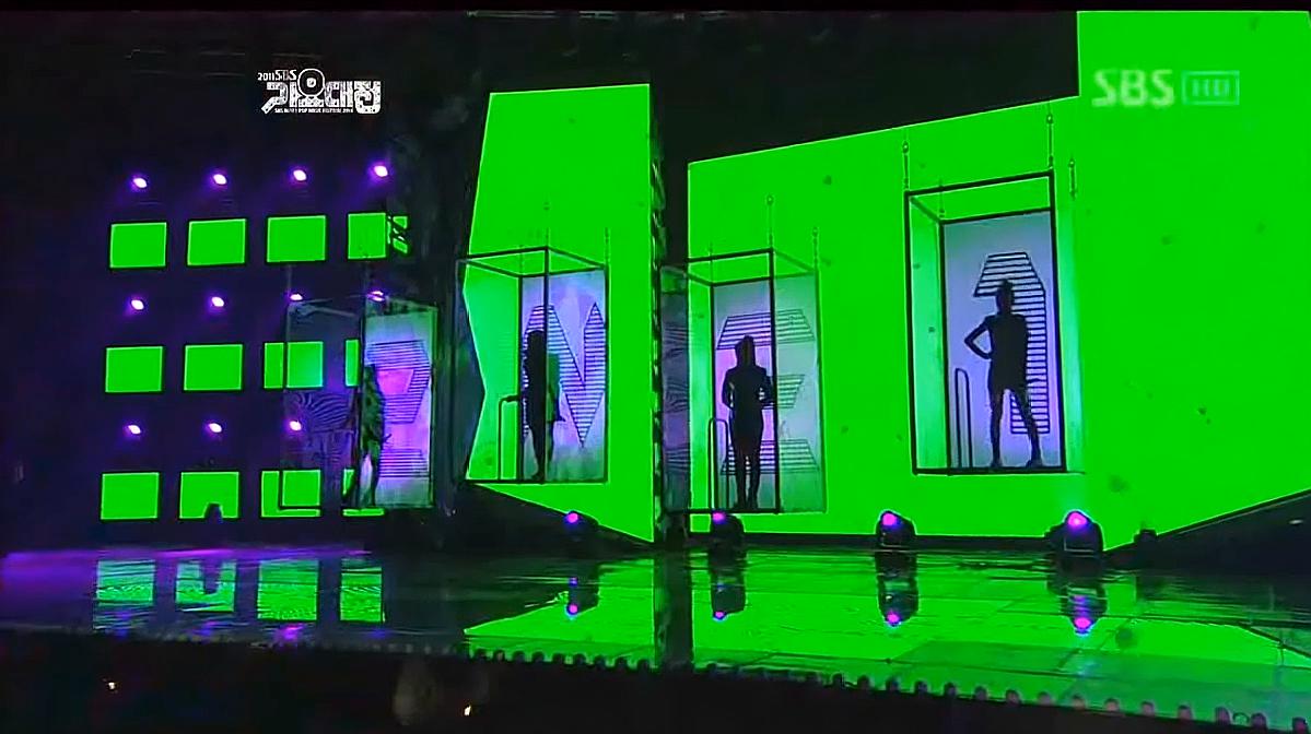 [图]这个出场方式好酷啊!2NE1现场演唱《我最红》,4人舞台难能可贵