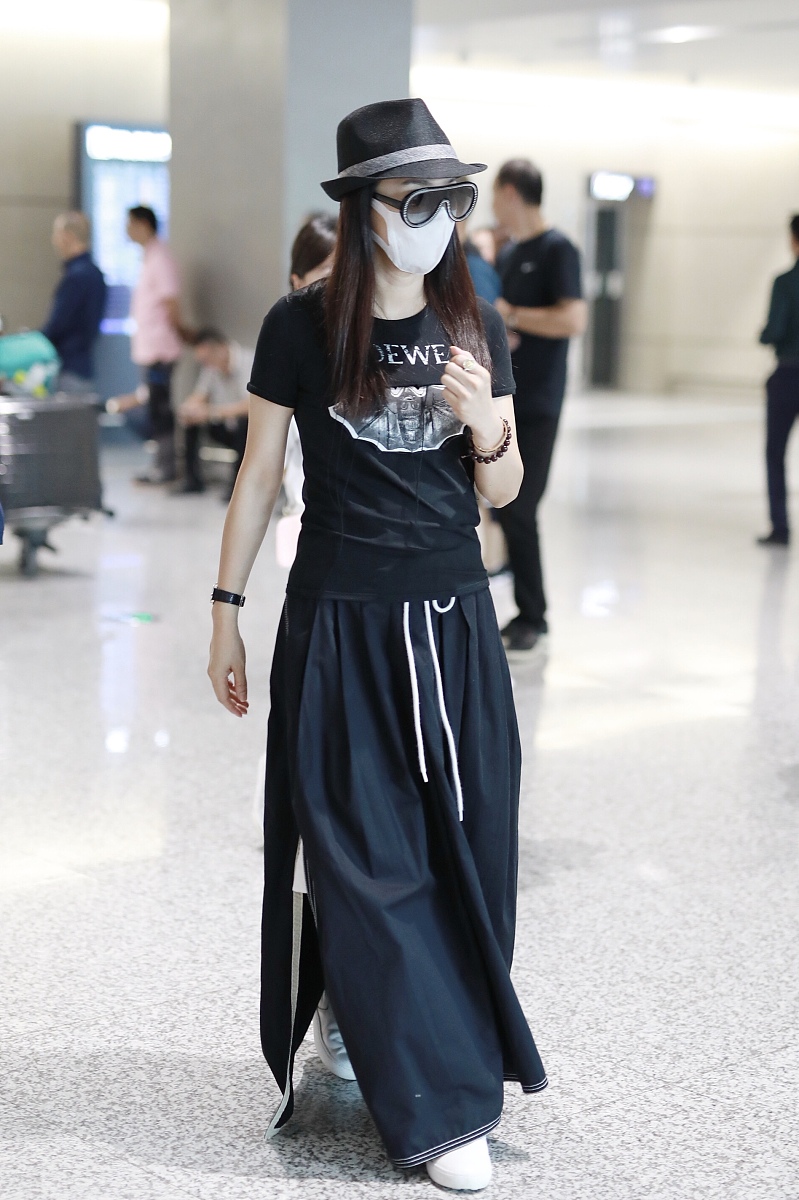 林瑞阳出轨妹妹风波后与张庭度假返沪  两人包裹严实牵娃赶路无交流