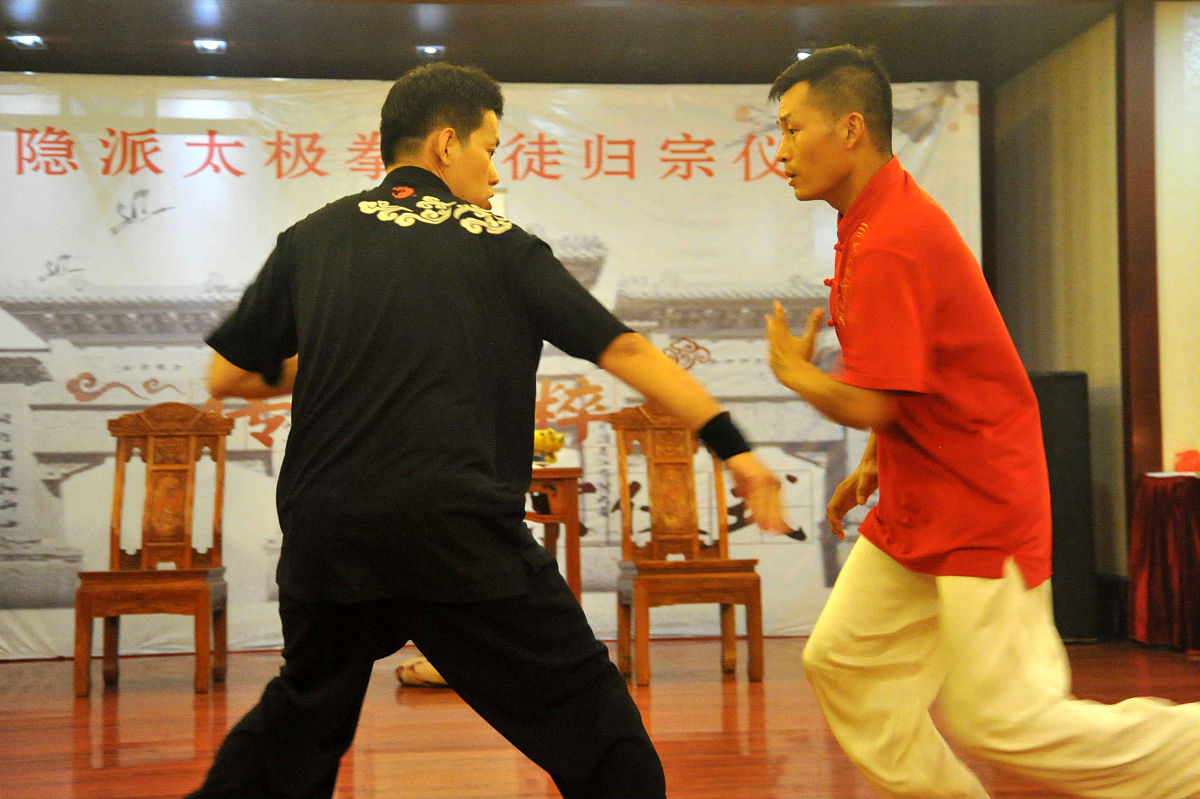 她和我说这些话我一声没吭微信也没加她 我以前带的一个徒弟帮他找了一个活他也就在那个店工作呢老板对他也挺好还有我身边的56年的女发型师也让他们联系了就是我徒弟如果哪块不会的话让这个发型师告诉他就行了那天我徒弟还跟那个发型师说着呢说我老是悄悄的对她好老是借别人的手来对她好他自己心里能感觉的到现在不知道跟我去相处也不知道怎么办？