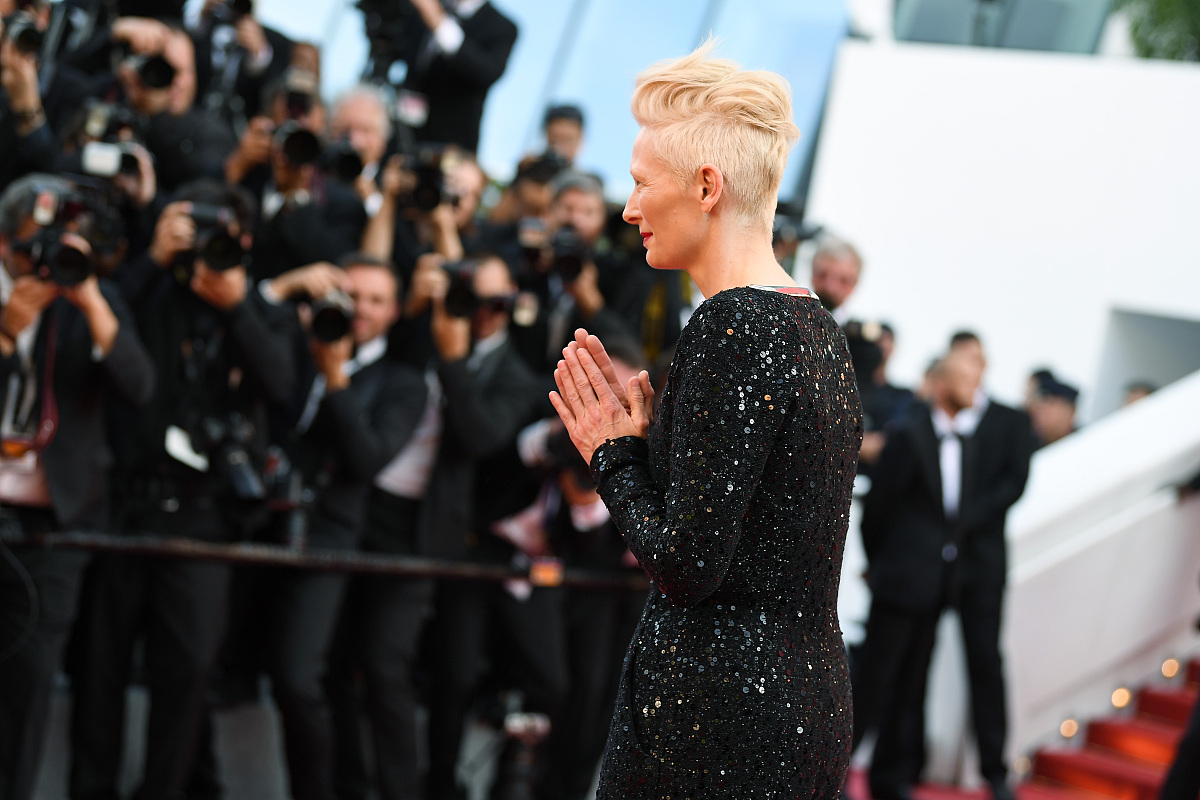 解说赌神这部电影。要求1 进入电影的剧情介绍可以选择重点场景或情节进行讲解注意不要剧透。2 在讲解中可以加入自己的评论和观点增加趣味性和互动性3 最后总结一下电影的优点和不足之处对电影进行评价。7 发布视频后可以通过标签和分享等方式提高曝光率吸引更多观众。