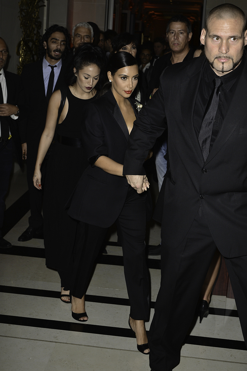 kim kardashian attends cr fashion book issue n掳5 : launch party