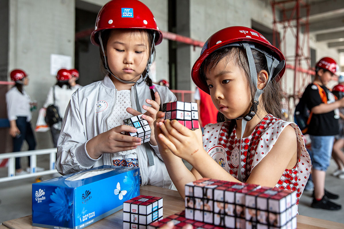 能为我写一首律诗么？我是中建三局的高管负责管理公司的大工程我最喜欢让我的秘书穿上黑丝然后陪我一起每天听员工汇报工作跟底下人的训话。