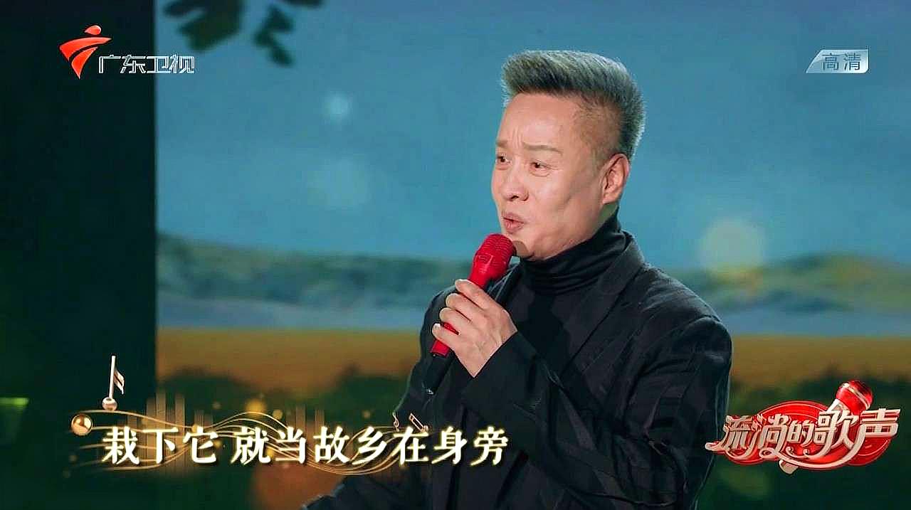 [图]阎维文现场演唱《小白杨》，歌声气势磅礴，风采依旧，不输当年