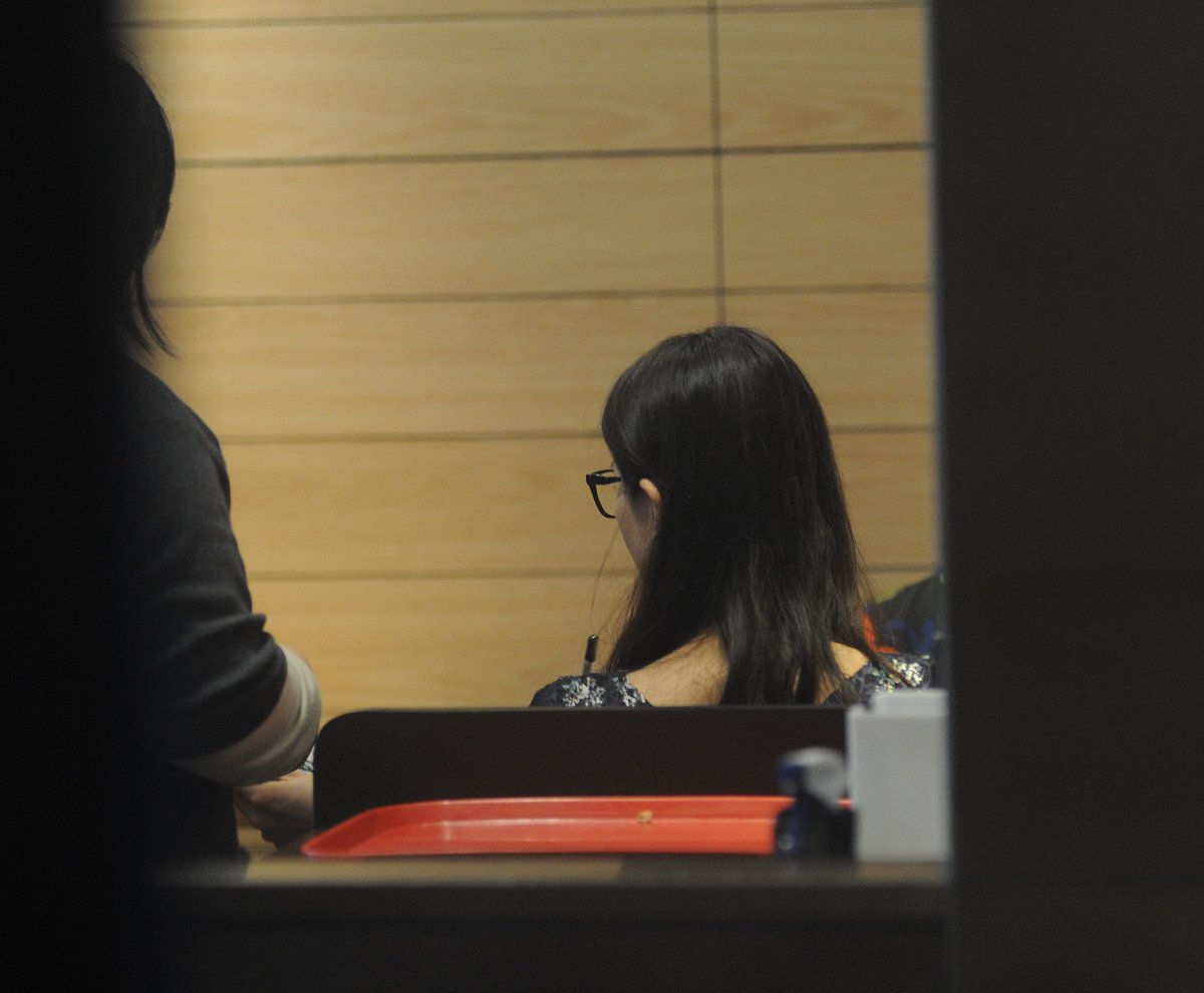 女子因倒水太满被开除引发争议:公司回应与网友热议 女子因倒水太满被开除引发争议:公司回应与网友热议