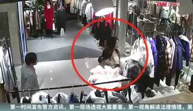 注意 一批美女来商场逛街 买228元衣服后大闹