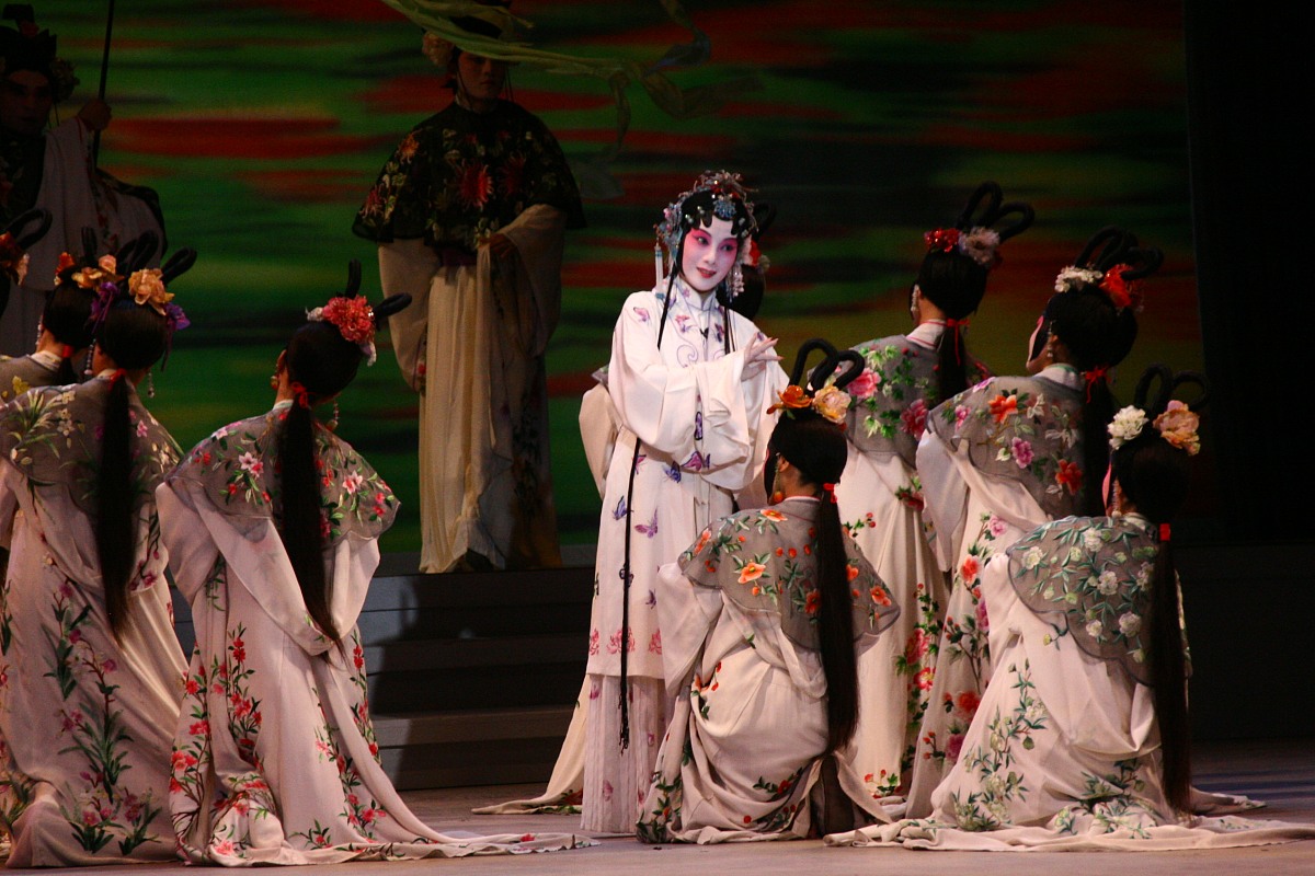 以《从牡丹亭杜丽娘人物形象看个性解放的时代意义》为题目写一篇1500字左右的文章