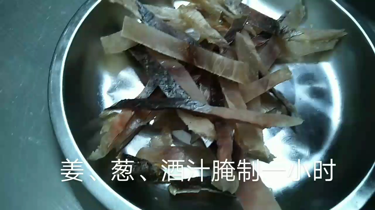 这种晒鱼片有吃过吗?把做鱼头剩下的鱼尾做成干香有嚼劲的下酒菜