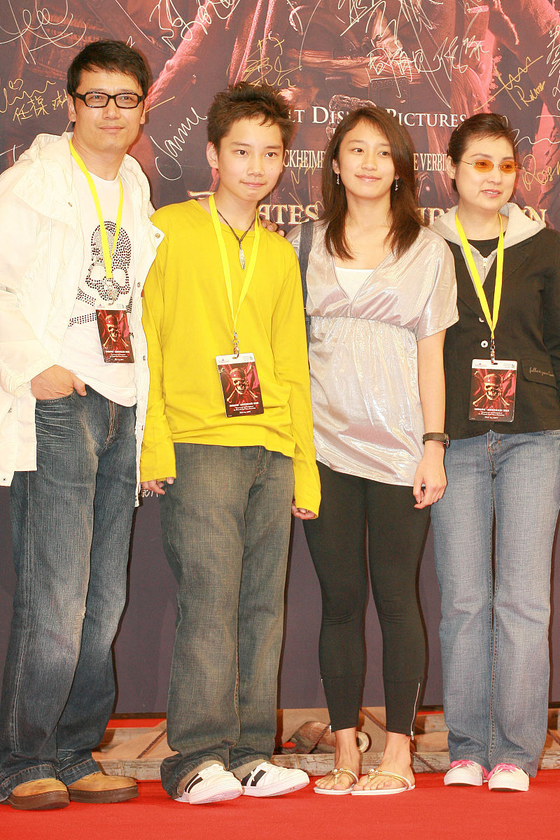 2007年5月22日,香港,苗侨伟(三哥)同太太戚美珍及一对儿女,一家四口一