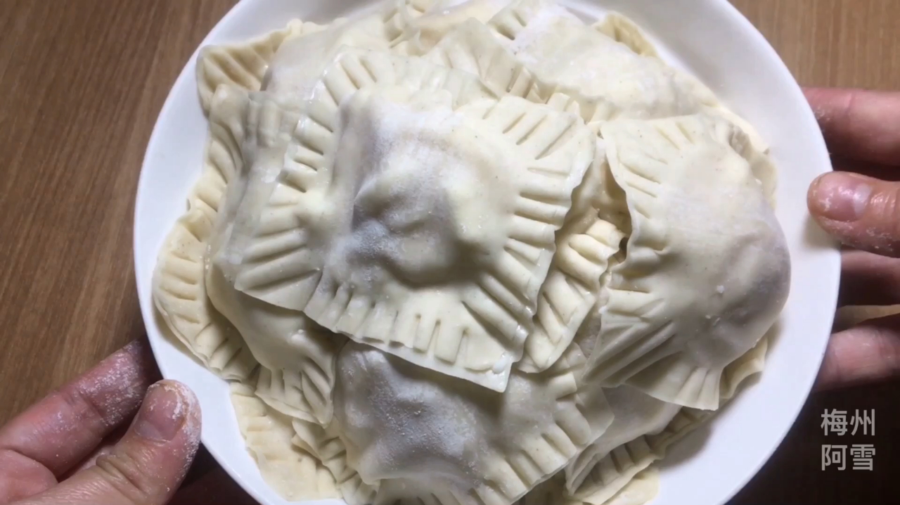 云吞皮这样的做法,用料简单易操作,甜而不腻,一次至少吃五六个