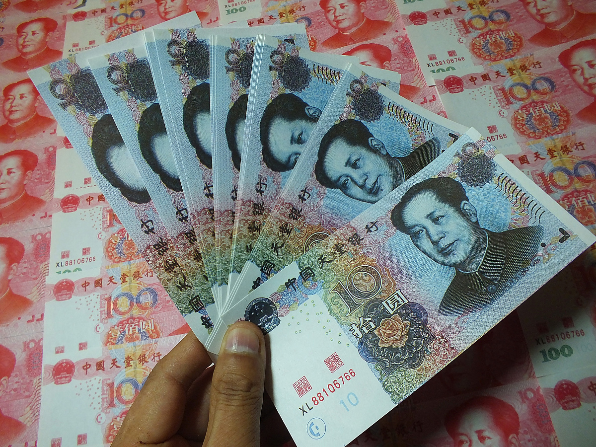 了解钞票制作过程的人都知道随处可见的纸币有着艺术品般的制作过程。首先需要艺术家们设计出图稿或手绘或剪贴这些手稿需要经过有关部门详细地审查才能获得通过。印刷之前的选纸工作也十分考究纸张最基本的特征是耐磨、耐折、耐腐蚀、耐酸碱性等。防伪技术也是钞票重点关注的内容这需要大量的高新技术安全线、彩色线、蓝纤维等技术的完美融合才能最大限度地与伪钞做区分。此外数字、花卉等图案需要具有一定的艺术性因为钱币代表着一