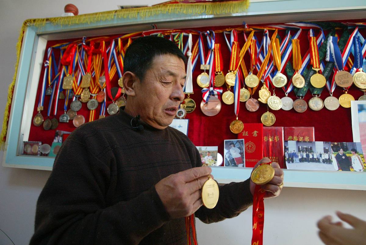 2005年12月27日,孙英杰父母孙<strong>凤</strong>有夫妇在沈阳家中就孙英杰奖金风波