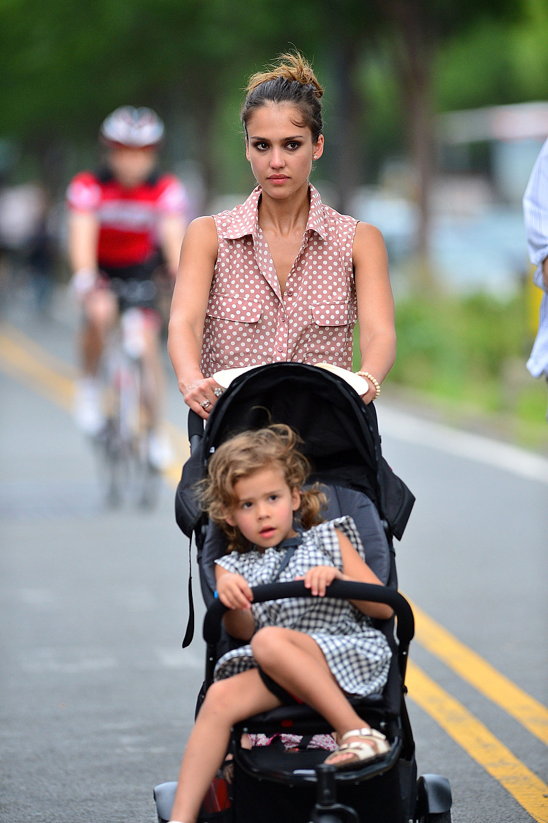 改錯 1 他個性耿直推行政治革新招治不滿。又以詩諷刺朝政而屢遭貶哲。然而他在地方當官卻極受人民愛戴。2 別羨慕他人家財萬罐因為們擁有家人的愛生活就不愧乏。太多的貪蘭只是跟自己過不去放匡心才能容納更多的幸福。