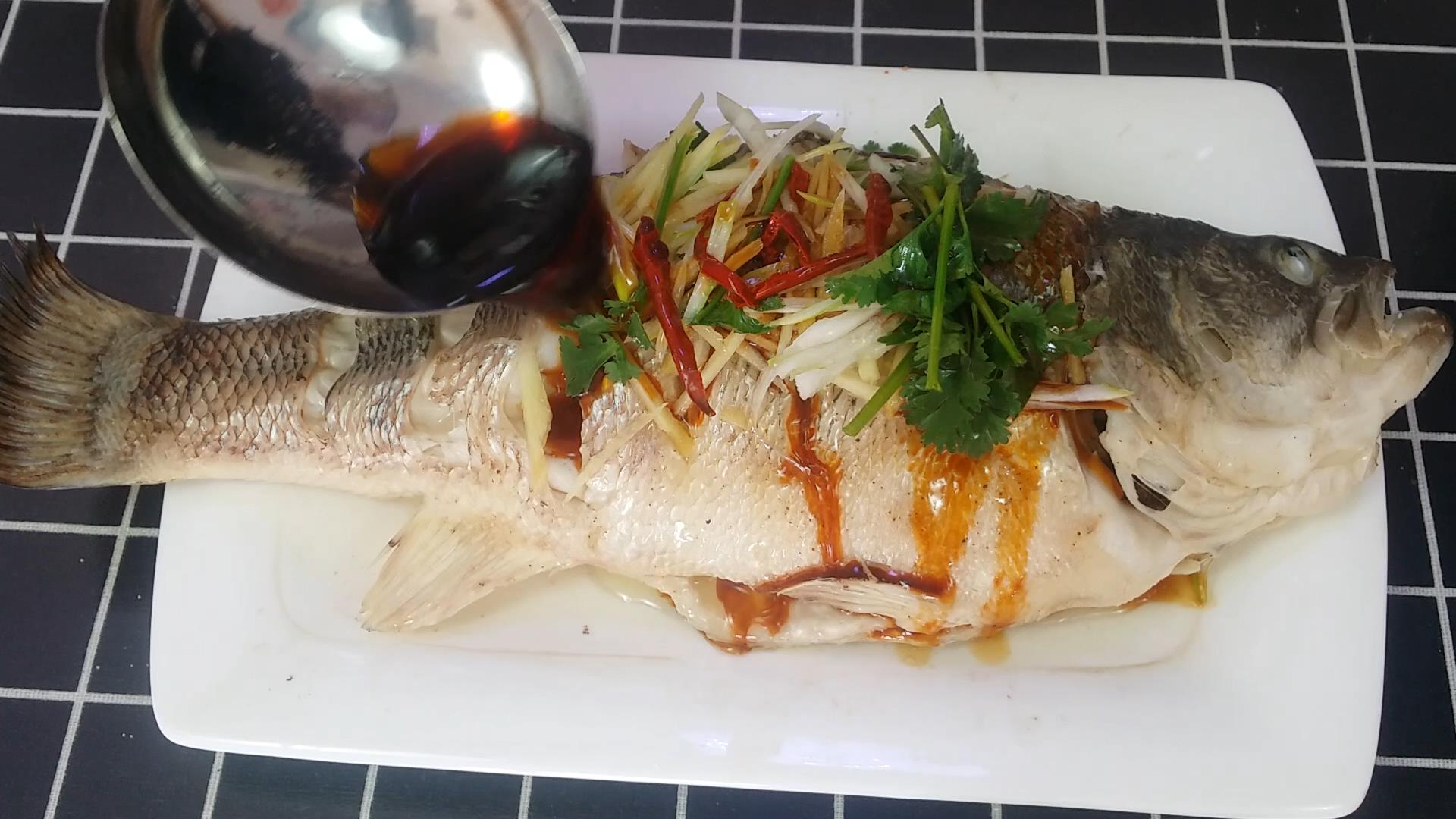 过年必备,清蒸鱼不腥的秘诀!学会了什么鱼都会蒸了