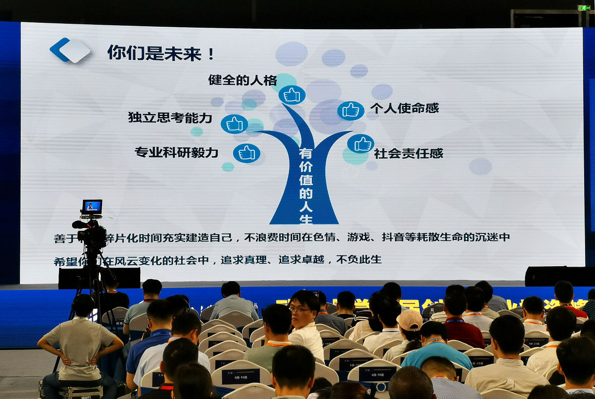 帮我写一个听撒金海老师关于大数据讲座的一个心得体会 要求 文中需要包括如下两部分关键内容点：针对选择专业方向的相关问题选择并使用恰当的技术、资源、现代工程工具和信息技术工具的介绍；体现对专业相关背景知识、学科前沿及发展趋势的介绍。2000字
