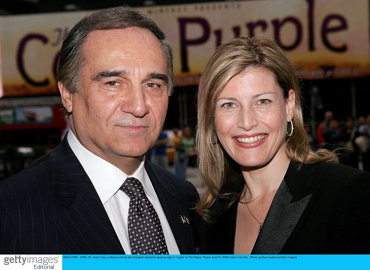 卢拉的传奇人生 写一个视频文案卢拉巴西历史上最具争议和影响力的政治家之一他的人生经历堪称传奇。从贫穷的童年到成为工人运动领袖再到巴西第35任总统他的政治生涯充满了波折和挑战。卢拉在20世纪60年代开始参与工人运动并在70年代成为了工会领袖。他在80年代参与了民主运动反对军政府的独裁统治并成为了巴西左翼政治的代表人物。2002年卢拉成功当选为巴西总统成为了首位来自工人阶级的总统。他承诺改善巴西贫困