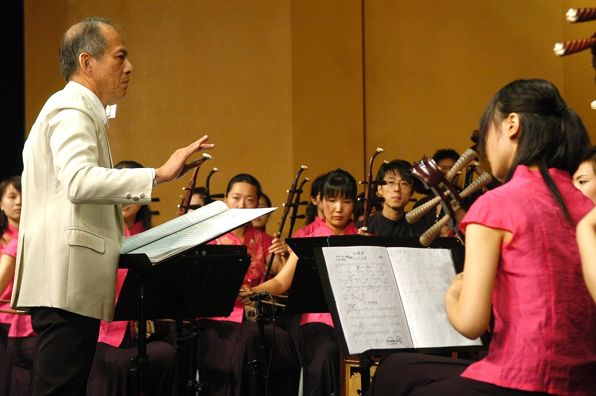 写一篇古典音乐的教育价值与意义：如何培养音乐素养与审美能力