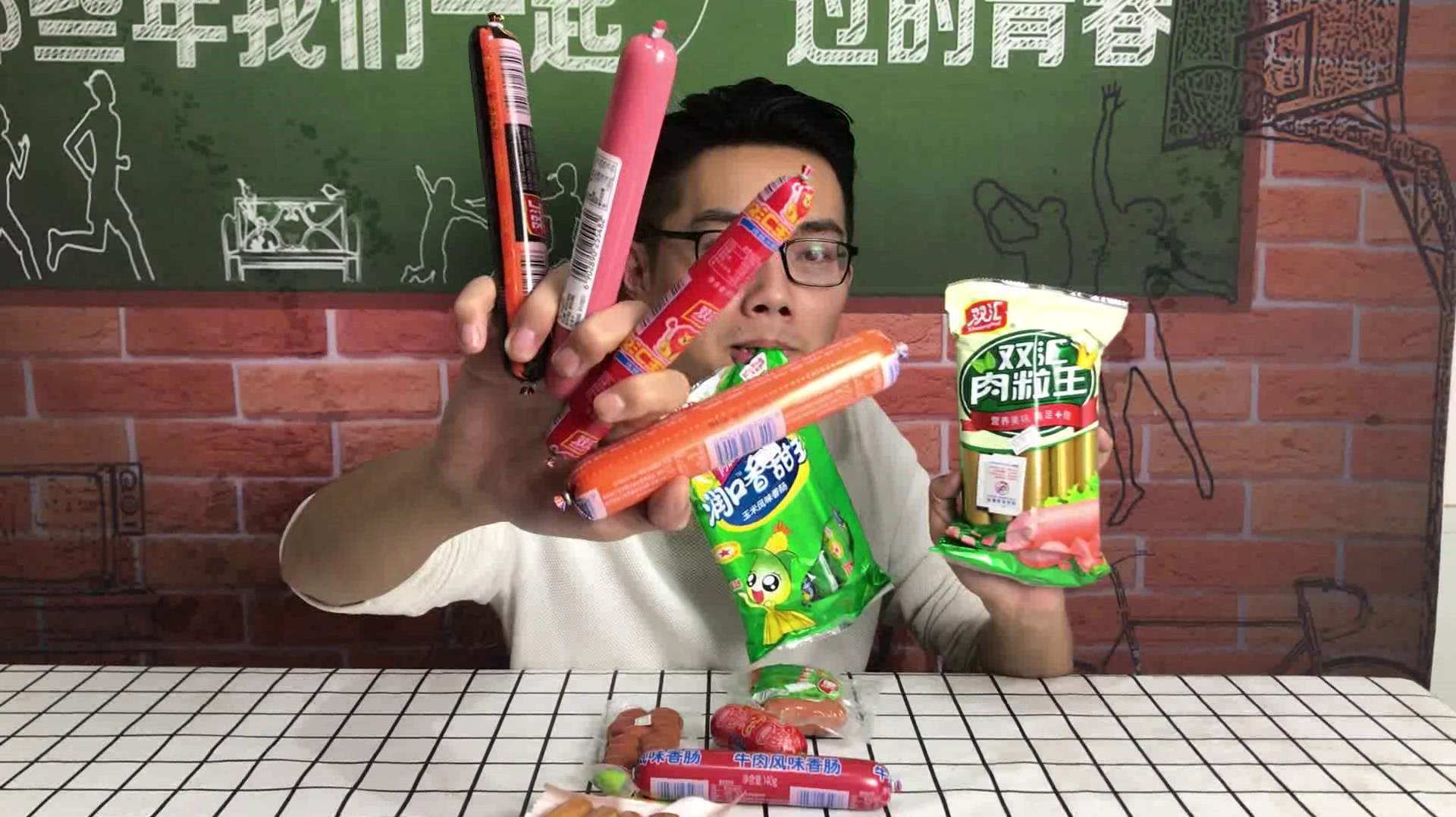 因爱吃火腿肠,小伙买回了所有品种的火腿肠,一次性吃个够