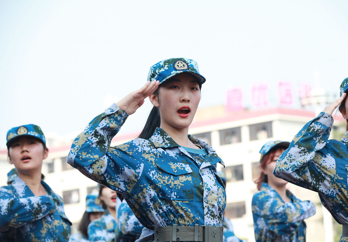 军训：面孔的蜕变 - 从熟悉到陌生，再到自己