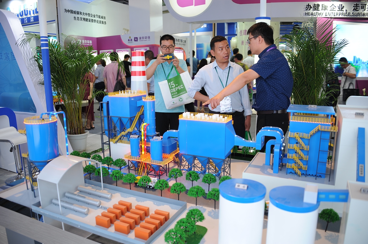 润色并缩写首先将煤热解热解产物为焦油、半焦和少量热解气。焦油和热解气用于再燃脱硝；而半焦进入主燃区燃烧。由于主燃区的低温、低氧燃烧会产生大量CO一方面抑制NOx生成另一方面对生成的NOx进行还原从而降低主燃区NOx浓度。随后烟气进入再燃区由于焦油脱硝能力强对烟气中NOx进一步还原。最后烟气进入燃尽区在燃尽风条件下烟气中CO等完全燃烧。