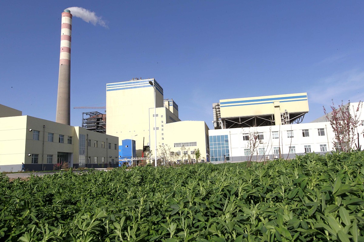 润色 厂用电的电压等级是根据发电机的额定电压、厂用电动机的电压和厂用电供电网络等多种因素相互配合经过技术经济综合比较后确定的。对于容量为300MW的机组高压供电网络可采用6kV一级厂用电压也可以在技术经济合理的前提下采用3kV、10kV两级厂用电压。目前国内新建300MW机组电厂基本上采用6kV一级高压厂用电压并且低压供电网络通常为04kV380220V。采用6kV一级高压厂用电能够提高电力系统的