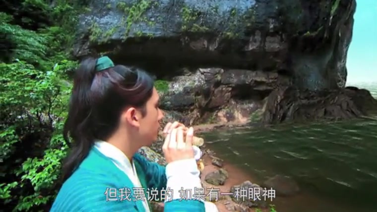 英俊少年在海边吹着短笛,优美的笛声吸引了红鲤鱼,故事开始了