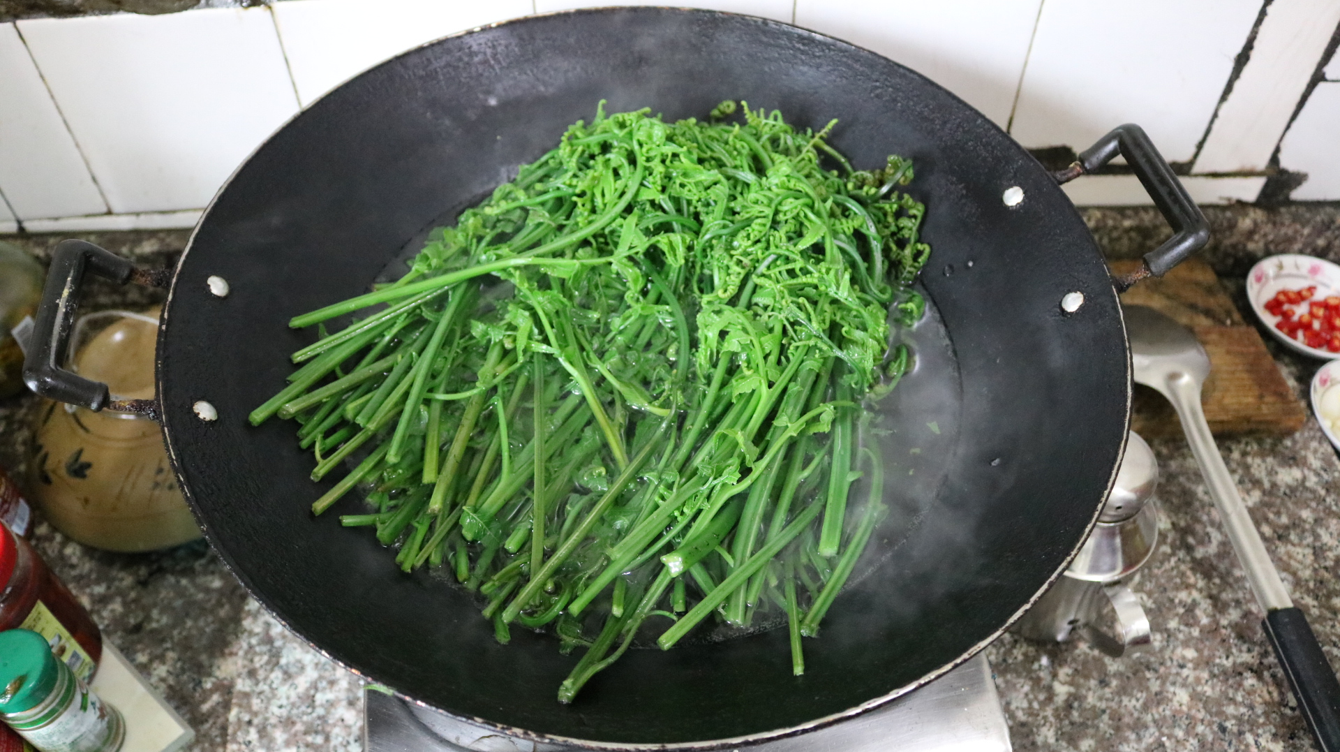 吃了这么多年的蕨菜,头一次见这种做法,比吃大鱼大肉还过瘾