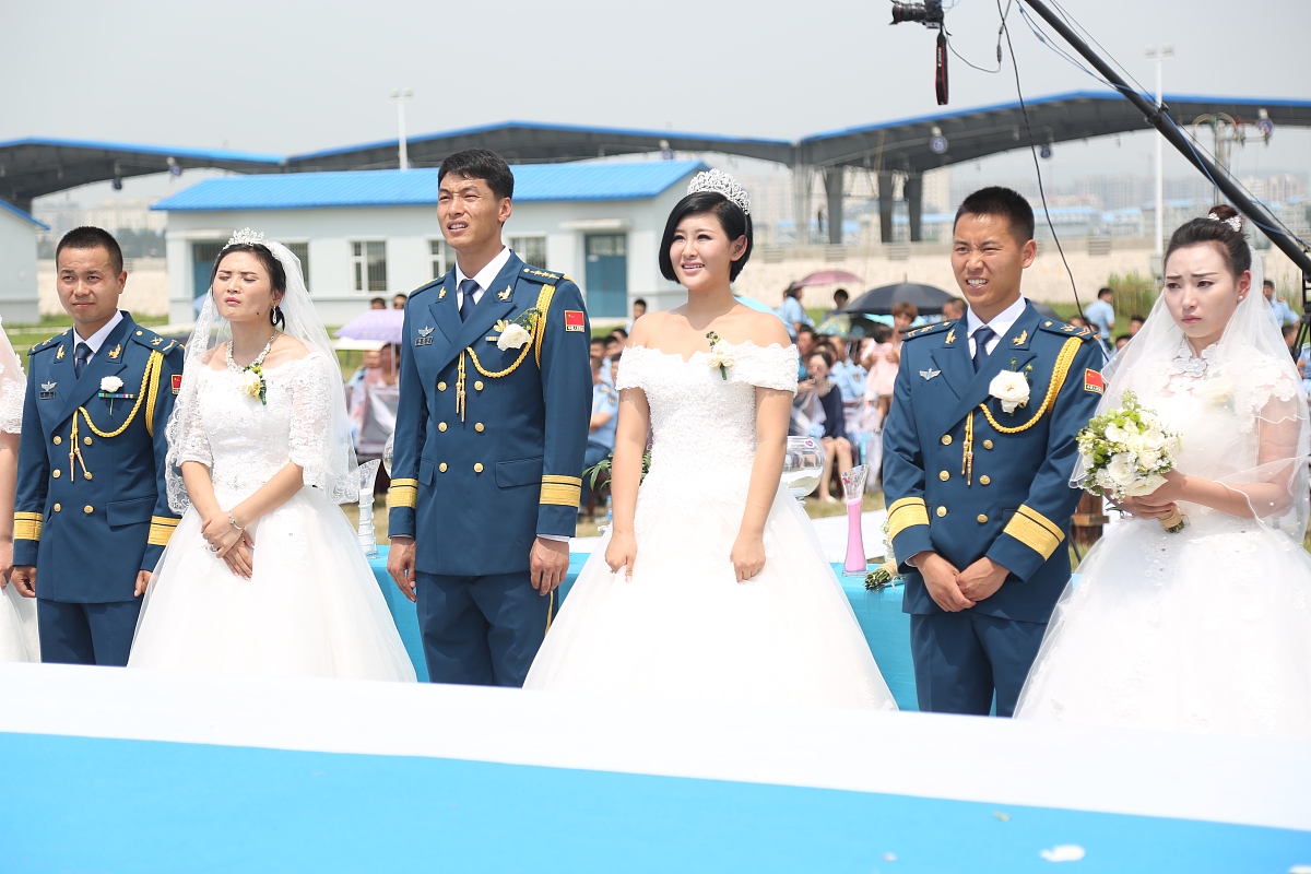 2016年7月31,吉林延边,部队院内彩球飘荡,机场特勤车披上大红花……驻