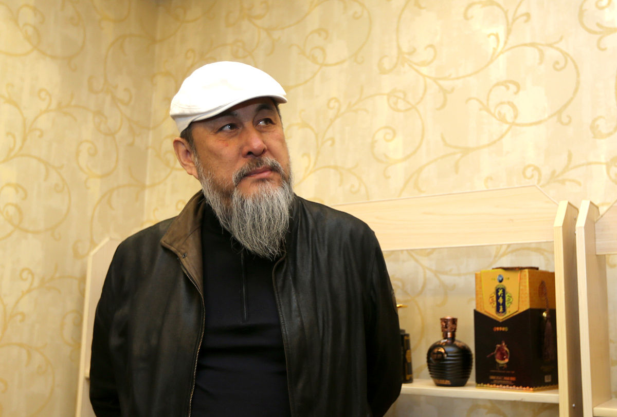 可以用简短的语言跟我描述三国演义写的是一个什么故事吗