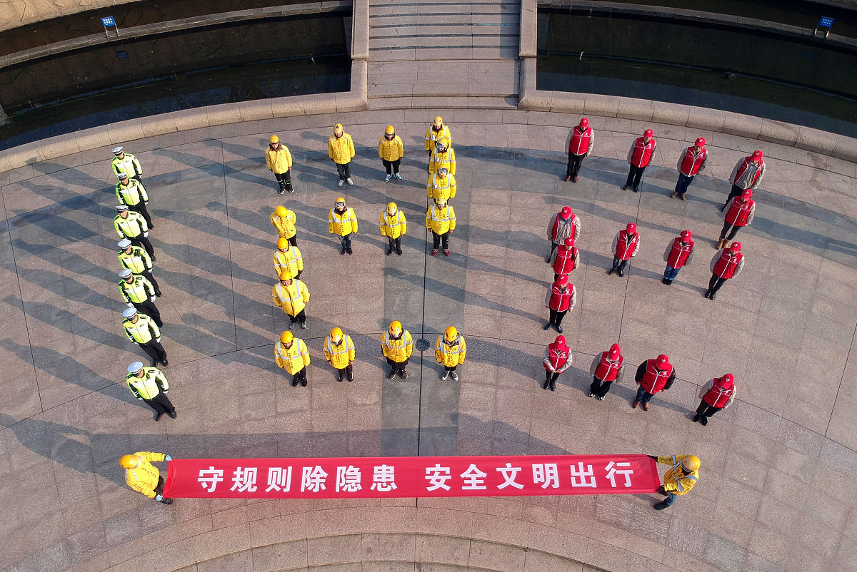 按照县政府分管领导工作安排请各自围绕围绕时间过半、任务过半县委五件大事结合交通运输综合行政执法大队实际工作内容写一个工作总结主要结合今年重点工作作战图等总结今年1-5月工作开展情况重点突出五月工作成效和特色亮点工作谋划出6月相关工作。