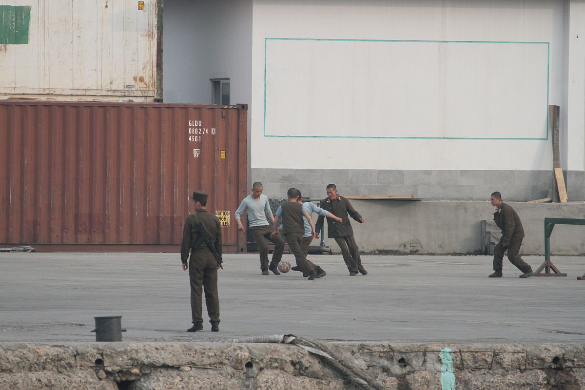 写一篇关于跨过鸭绿江心得体会