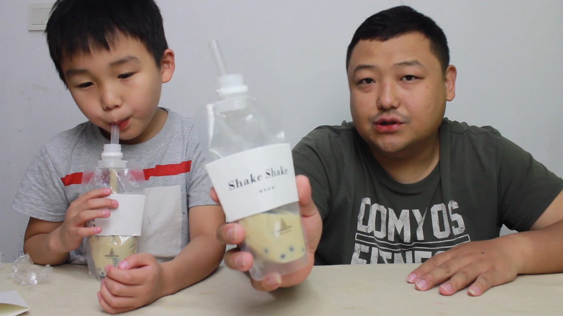 试喝网红“手摇奶茶”不用搅就用摇 好喝好玩关键颜值还高